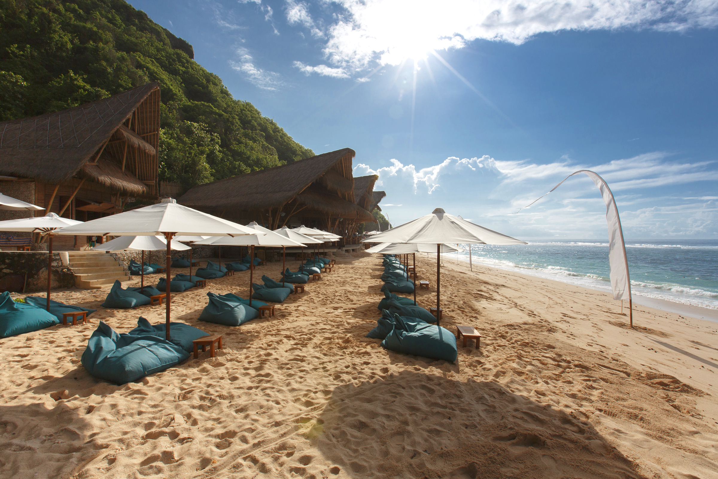 Sundays Beach Club Uluwatu Bali - A day at Sundays Beach Club